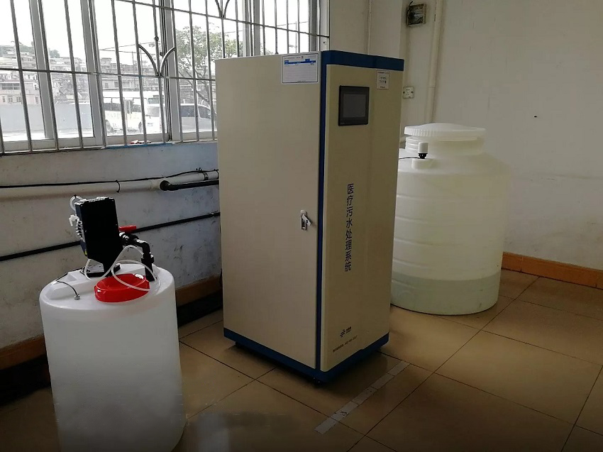  學(xué)校實(shí)驗(yàn)室廢水主要來(lái)自學(xué)校的實(shí)驗(yàn)室和各科研院所。依據(jù)廢水中所含主要污染物的性質(zhì)和特點(diǎn)，可以將其分為有機(jī)、無(wú)機(jī)以及生物實(shí)驗(yàn)廢水三大類(lèi)。